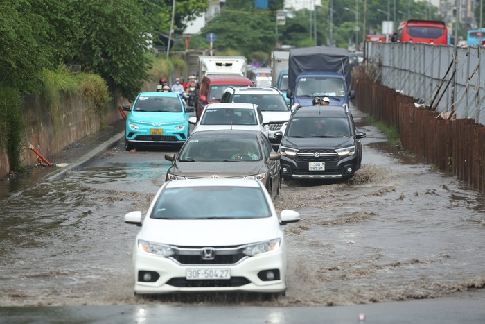 Hà Nội: Mưa trắng trời khiến đường phố ngập sâu, nhiều xe chết máy giữa đường - Ảnh 3.