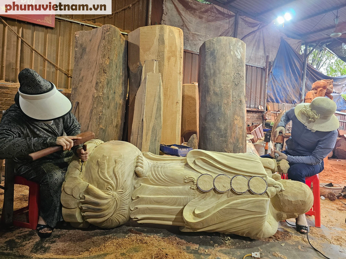 Cầm đục chạm khắc gỗ nghệ thuật, phụ nữ Đông Giao giữ lửa làng nghề - Ảnh 2.