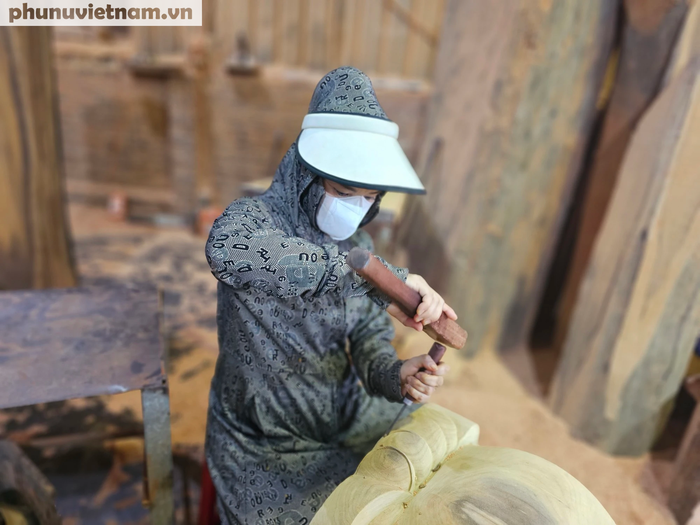 Cầm đục chạm khắc gỗ nghệ thuật, phụ nữ Đông Giao giữ lửa làng nghề - Ảnh 3.