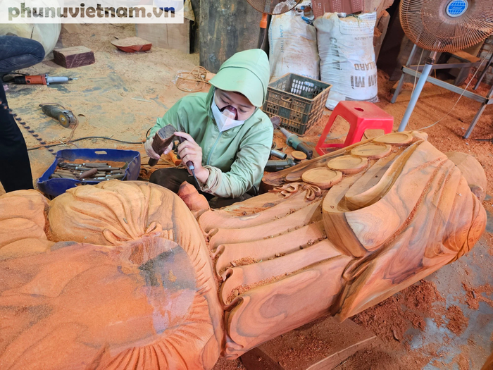 Cầm đục chạm khắc gỗ nghệ thuật, phụ nữ Đông Giao giữ lửa làng nghề - Ảnh 5.
