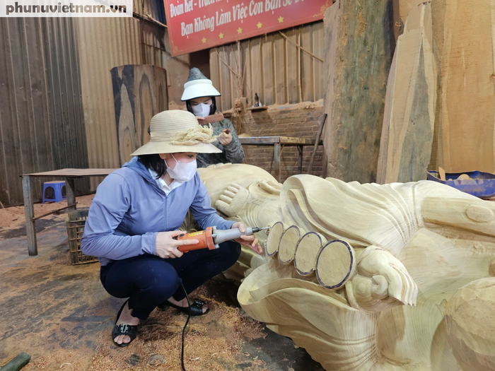 Cầm đục chạm khắc gỗ nghệ thuật, phụ nữ Đông Giao giữ lửa làng nghề - Ảnh 6.
