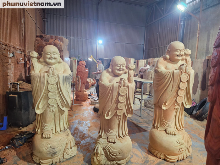 Cầm đục chạm khắc gỗ nghệ thuật, phụ nữ Đông Giao giữ lửa làng nghề - Ảnh 7.