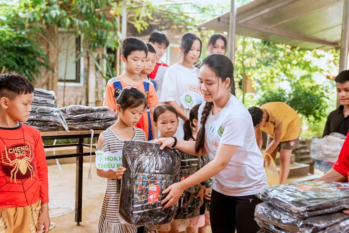 Bella Vũ trao quà cho trẻ em ở Hà Giang