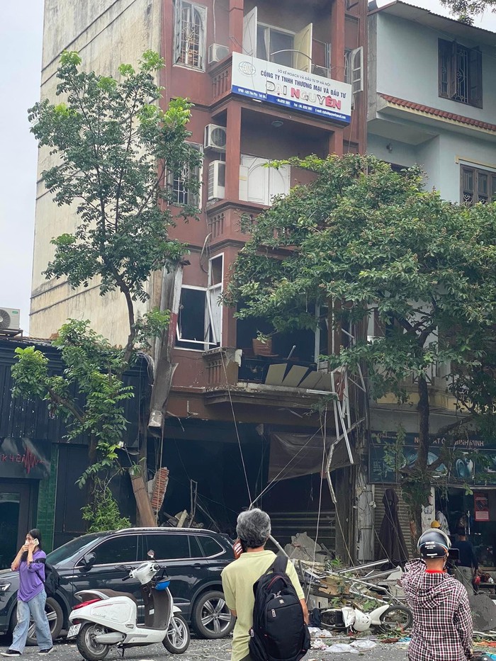 Clip cận cảnh hiện trường vụ nổ khí ga ở Yên Phụ, 4 người bị thương  - Ảnh 6.