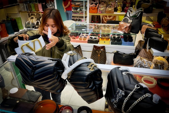 Thị trường thời trang xa xỉ Indonesia dậy sóng bởi các chiếc túi &quot;superfake&quot; - Ảnh 2.