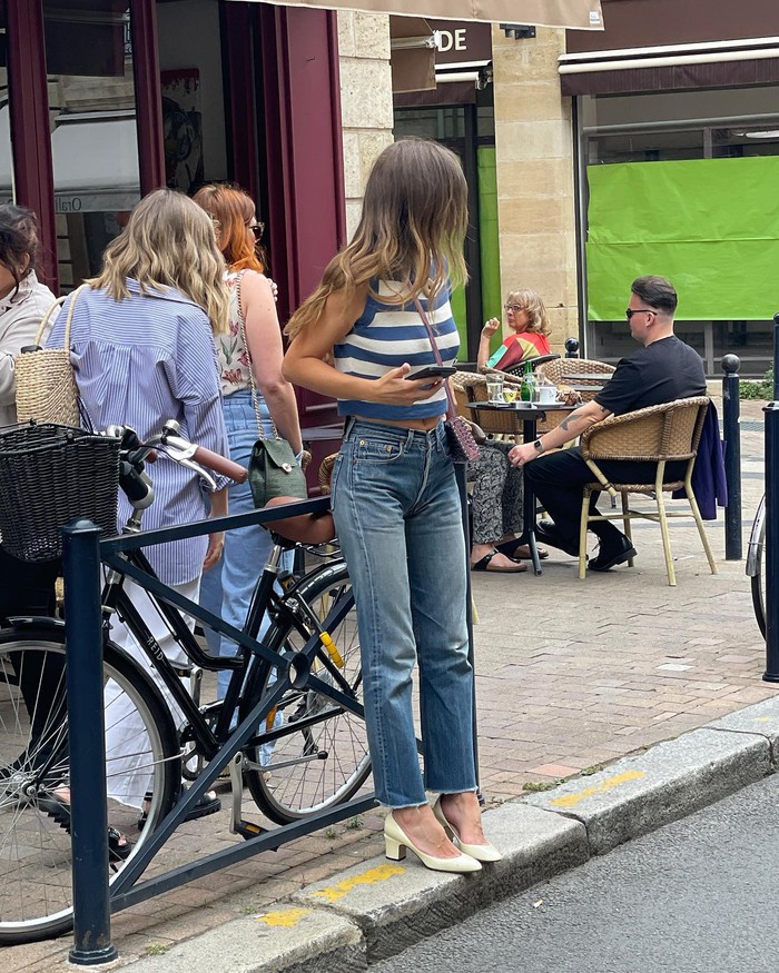 Phụ nữ Pháp diện quần jeans ống đứng theo 10 công thức thanh lịch - Ảnh 7.