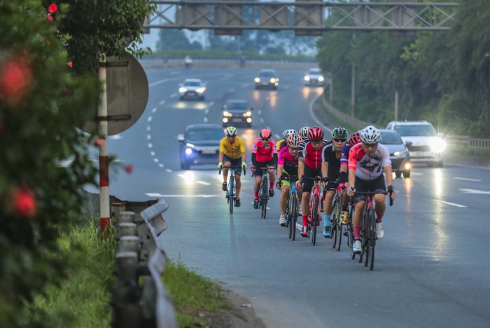 Những đoàn xe đạp chạy đua 'với tử thần' trên đường Võ Nguyên Giáp - Ảnh 1.