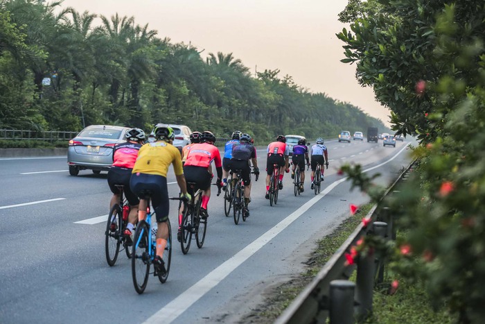 Những đoàn xe đạp chạy đua 'với tử thần' trên đường Võ Nguyên Giáp - Ảnh 2.