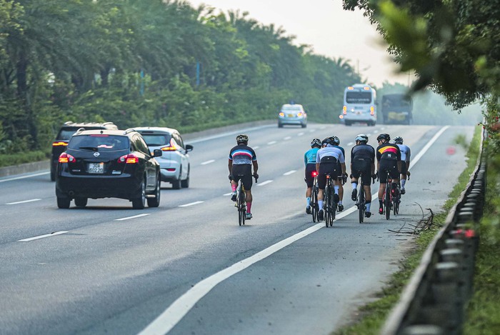 Những đoàn xe đạp chạy đua 'với tử thần' trên đường Võ Nguyên Giáp - Ảnh 8.