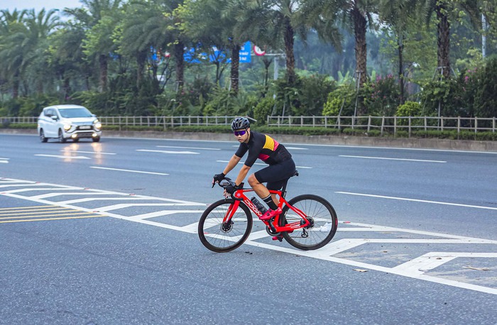 Những đoàn xe đạp chạy đua 'với tử thần' trên đường Võ Nguyên Giáp - Ảnh 11.