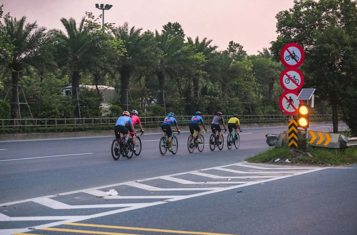 Những đoàn xe đạp chạy đua 'với tử thần' trên đường Võ Nguyên Giáp - Ảnh 6.