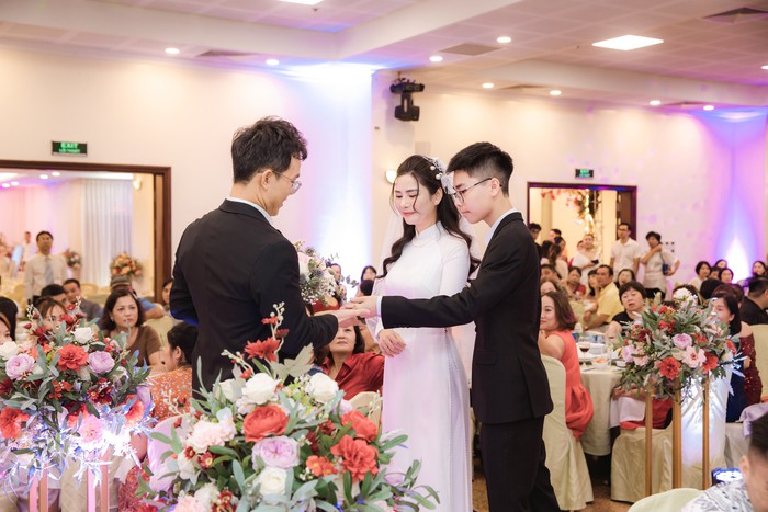 Con trai Lưu Kỳ Hương dắt tay mẹ trao cho cha dượng trong hôn lễ