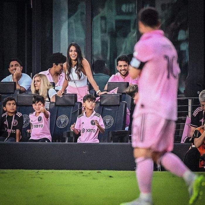 Messi đang tận hưởng bóng đá, với sự cổ vũ của vợ con