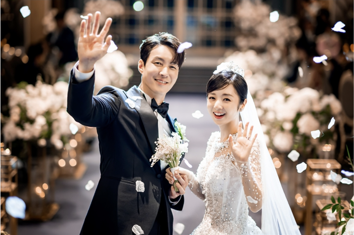 Nhìn &quot;bản sao Jungkook&quot; diện váy cưới để biết style Hàn - Nhật khác nhau thế nào - Ảnh 7.