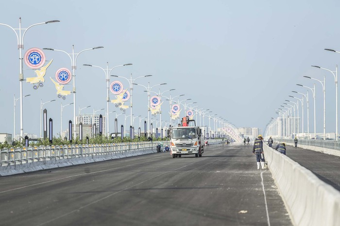 Cầu Vĩnh Tuy sắp đi vào hoạt động, người dân kỳ vọng sẽ giảm thiểu ùn tắc - Ảnh 4.