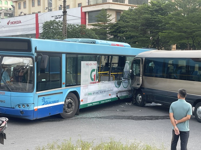 Xe 29 chỗ tông trực diện vào thân xe bus khiến nhiều người hoảng sợ - Ảnh 2.