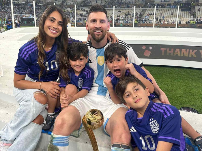 Bà xã gây sốt với ánh nhìn đặc biệt dành cho Messi sau khi siêu sao 36 tuổi giành danh hiệu lịch sử - Ảnh 2.