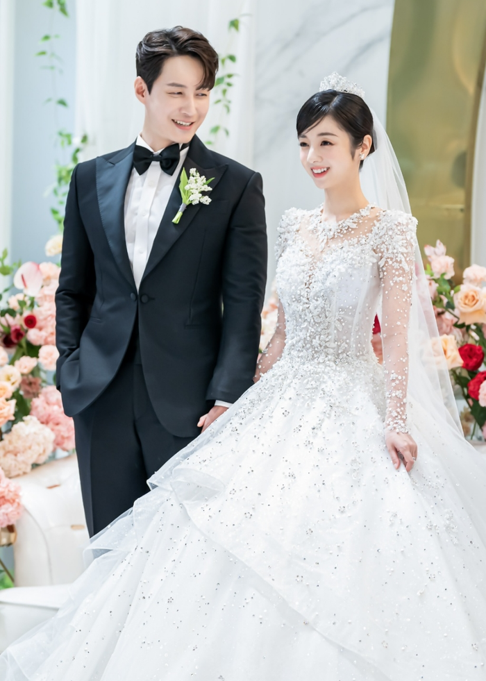 Nhìn &quot;bản sao Jungkook&quot; diện váy cưới để biết style Hàn - Nhật khác nhau thế nào - Ảnh 6.