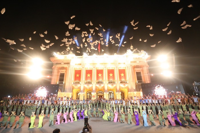 Khung cảnh cờ hoa rực rỡ trước sân khấu Nhà hát Lớn