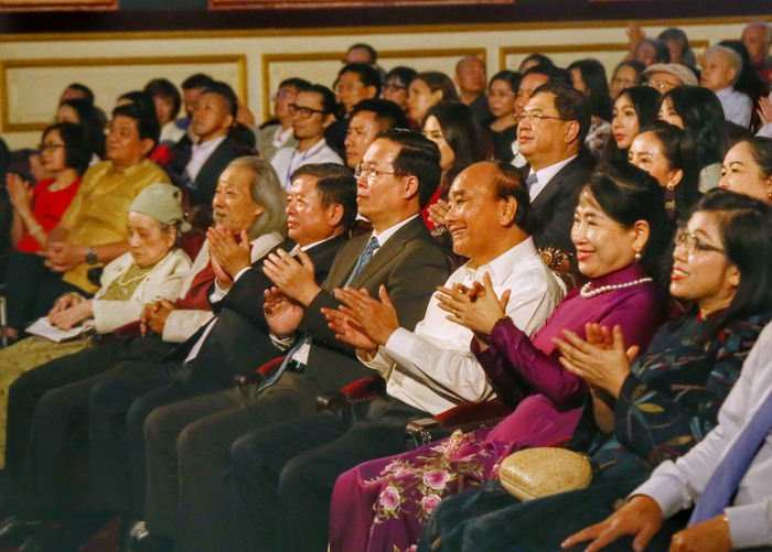 Chủ tịch nước Võ Văn Thưởng, nguyên Chủ tịch nước Nguyễn Xuân Phúc và phu nhân, gia đình nhạc sĩ Văn Cao trong đêm nghệ thuật