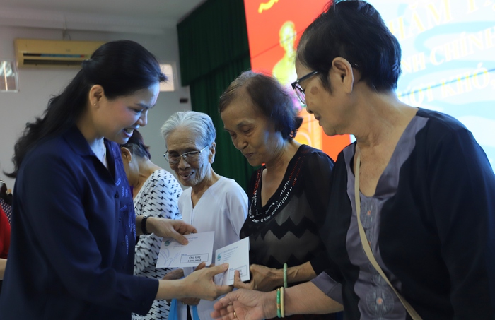 Chủ tịch Hội LHPN Việt Nam thăm, tặng quà Mẹ Việt Nam anh hùng và gia đình chính sách tại Sóc Trăng - Ảnh 2.