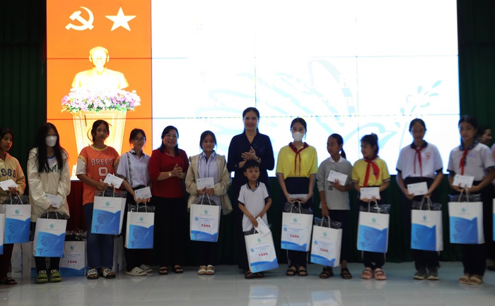 Chủ tịch Hội LHPN Việt Nam thăm, tặng quà Mẹ Việt Nam anh hùng và gia đình chính sách tại Sóc Trăng - Ảnh 3.
