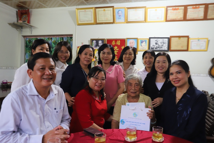 Chủ tịch Hội LHPN Việt Nam thăm, tặng quà Mẹ Việt Nam anh hùng và gia đình chính sách tại Sóc Trăng - Ảnh 1.