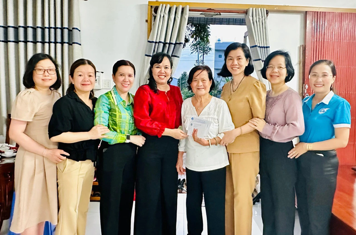 Trung ương Hội LHPN Việt Nam thăm, tặng quà Mẹ Việt Nam Anh hùng tại Cần Thơ - Ảnh 1.