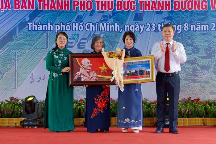 Tại buổi lễ, đại diện UBND TPHCM trao quà lưu niệm đến gia đình Đại tướng Võ Nguyên Giáp