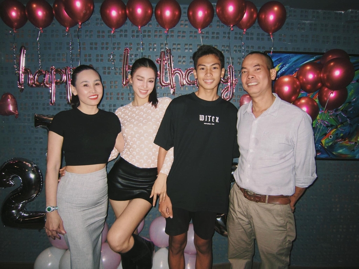 Hoa hậu Tiểu Vy đón sinh nhật bên gia đình, visual em trai và mẹ ruột gây chú ý  - Ảnh 3.