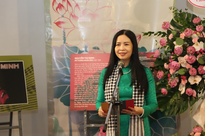 Bảo tàng Phụ nữ Việt Nam tiếp nhận tranh chân dung bà Nguyễn Thị Định làm từ lá sen - Ảnh 1.