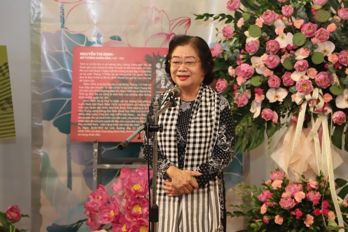Bảo tàng Phụ nữ Việt Nam tiếp nhận tranh chân dung bà Nguyễn Thị Định làm từ lá sen - Ảnh 2.