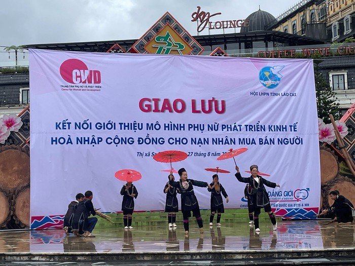 Kết nối, giới thiệu mô hình phụ nữ phát triển kinh tế hòa nhập cộng đồng cho nạn nhân mua bán người tại Lào Cai  - Ảnh 2.