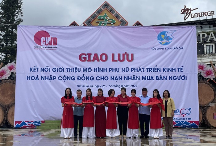 Kết nối, giới thiệu mô hình phụ nữ phát triển kinh tế hòa nhập cộng đồng cho nạn nhân mua bán người tại Lào Cai  - Ảnh 4.