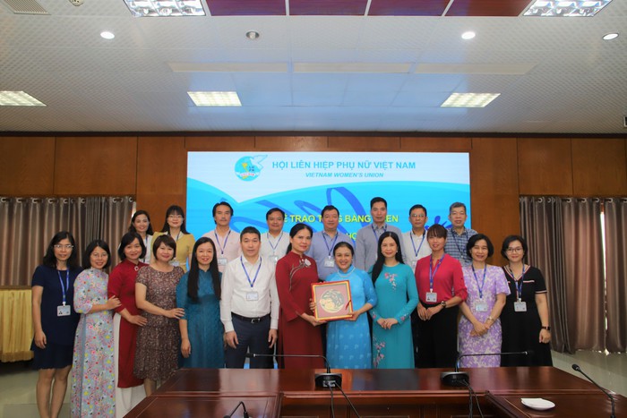 Chủ tịch Liên hiệp các tổ chức hữu nghị Việt Nam nhận bằng khen của Trung ương Hội LHPN Việt Nam - Ảnh 4.