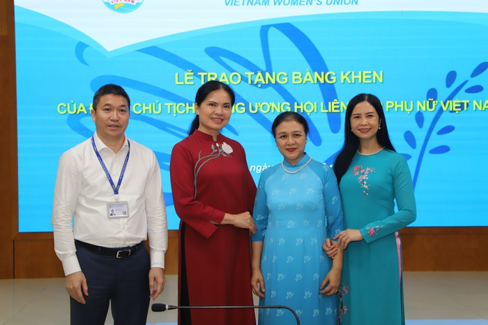 Chủ tịch Liên hiệp các tổ chức hữu nghị Việt Nam nhận bằng khen của Trung ương Hội LHPN Việt Nam - Ảnh 3.