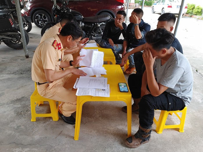 Đoàn xe mô tô phân khối lớn lao lên đường cao tốc, đâm bị thương một chiến sĩ CSGT - Ảnh 2.