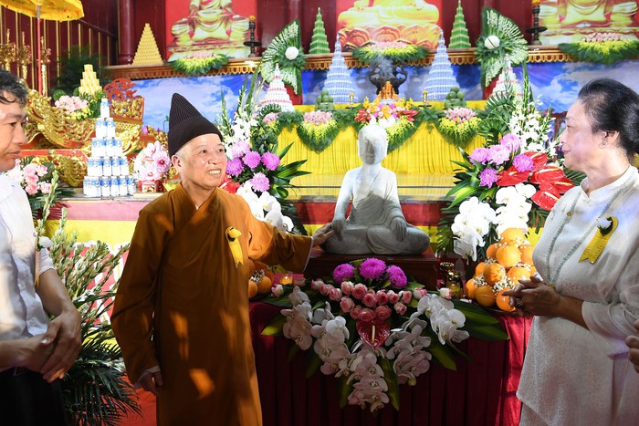 Hòa thượng Thích Thanh Quyết – Phó Chủ tịch Hội đồng Trị sự giáo hội Phật giáo Việt Nam và đại diện gia đình cố nghệ nhận Đào Trọng Cường