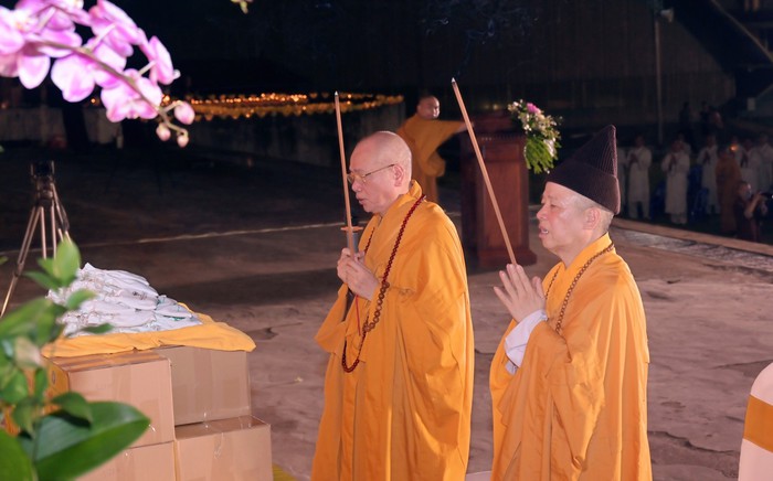 Hòa thượng Thích Thanh Đạt,và Hòa thượng Thích Thanh Quyết thực hiện nghi thức niêm hương bạch Phật