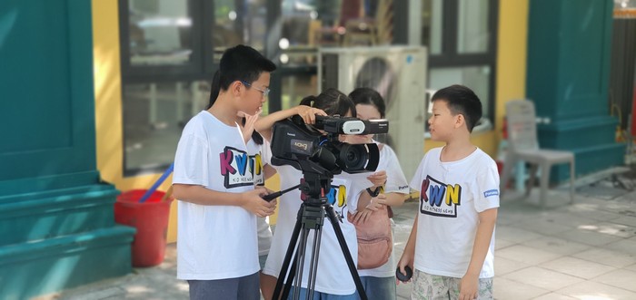 Các em học sinh được học cách sử dụng máy quay chuyên dụng để làm phim