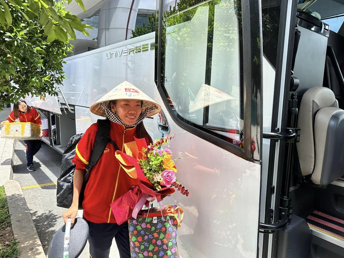 ĐT nữ Việt Nam trở về trong sự chào đón nồng nhiệt - Ảnh 6.