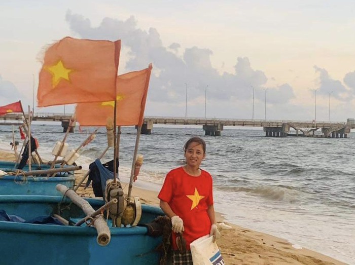 Cô gái Hà Nội yêu việc nhặt rác vì môi trường biển - Ảnh 1.