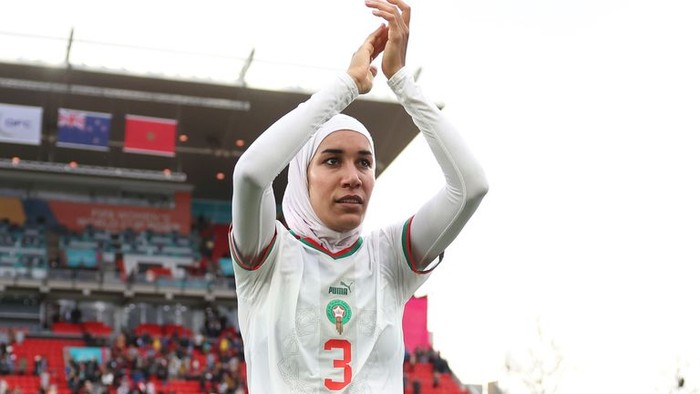 Nouhaila Benzina - nữ cầu thủ đầu tiên thi đấu tại World Cup nữ với khăn trùm đầu. ĐT nữ Ma rốc đã đi tiếp vào vòng sau.