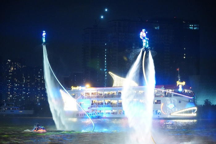 Choáng ngợp màn biểu diễn flyboard kết hợp ánh sáng nghệ thuật trên sông Sài Gòn, hàng nghìn người dừng lại chụp ảnh - Ảnh 6.