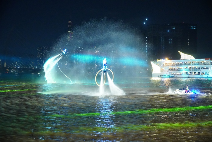 Choáng ngợp màn biểu diễn flyboard kết hợp ánh sáng nghệ thuật trên sông Sài Gòn, hàng nghìn người dừng lại chụp ảnh - Ảnh 3.