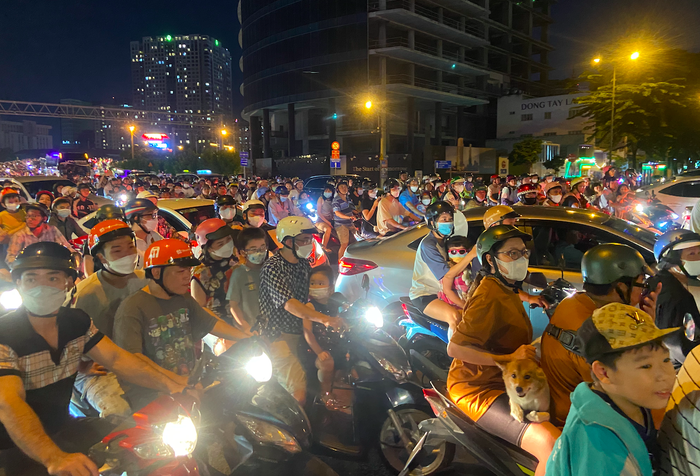 Choáng ngợp màn biểu diễn flyboard kết hợp ánh sáng nghệ thuật trên sông Sài Gòn, hàng nghìn người dừng lại chụp ảnh - Ảnh 7.