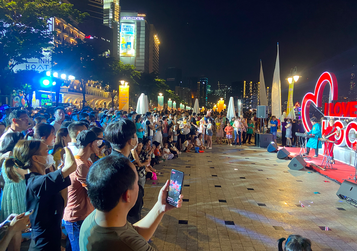 Choáng ngợp màn biểu diễn flyboard kết hợp ánh sáng nghệ thuật trên sông Sài Gòn, hàng nghìn người dừng lại chụp ảnh - Ảnh 2.