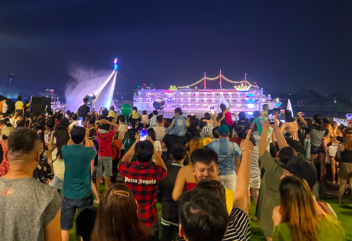 Choáng ngợp màn biểu diễn flyboard kết hợp ánh sáng nghệ thuật trên sông Sài Gòn, hàng nghìn người dừng lại chụp ảnh - Ảnh 8.