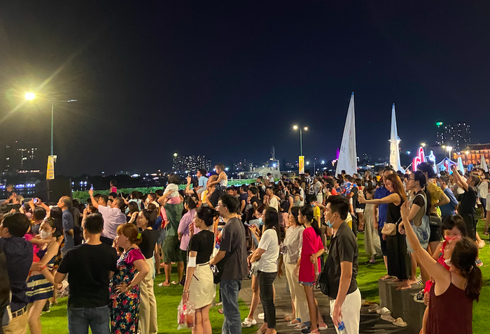 Choáng ngợp màn biểu diễn flyboard kết hợp ánh sáng nghệ thuật trên sông Sài Gòn, hàng nghìn người dừng lại chụp ảnh - Ảnh 9.