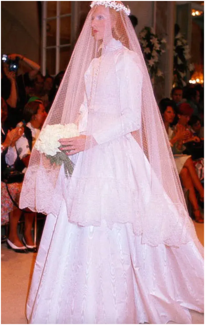 Yves Saint Laurent và những mẫu váy cưới mang tính biểu tượng - Ảnh 3.